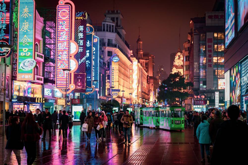 Calle peatonal nanjing en shanghai de noche durante uno de nuestros circuitos turísticos por China