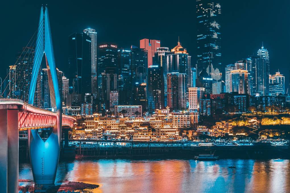 Puente iluminado y rascacielos de chongqing de noche para circuitos por china
